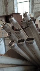 Vecchi tubi di luci al neon fluorescenti