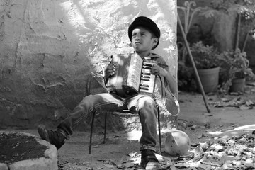 Niño tocando el Acordeón