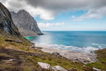 Fototapeta na wymiar Berge und Meer in Norwegen Lofoten