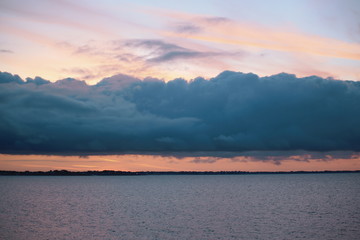 Gros nuages lors d'un coucher de soleil