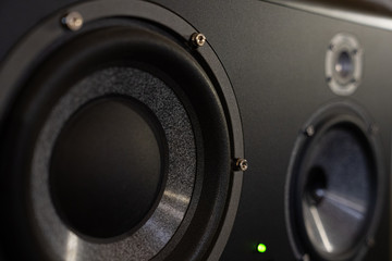 Enceinte audio monitoring studio - Powered by Adobe
