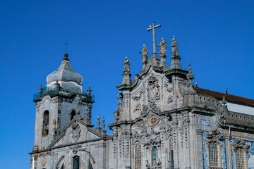 Fototapeta premium Iglesia de los carmelitas y La Iglesia do Carmo (Oporto, Portugal).)