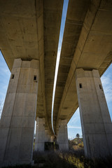 Puente de autopista visto desde abajo