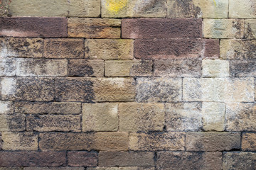 Feuchte Sandsteinmauer