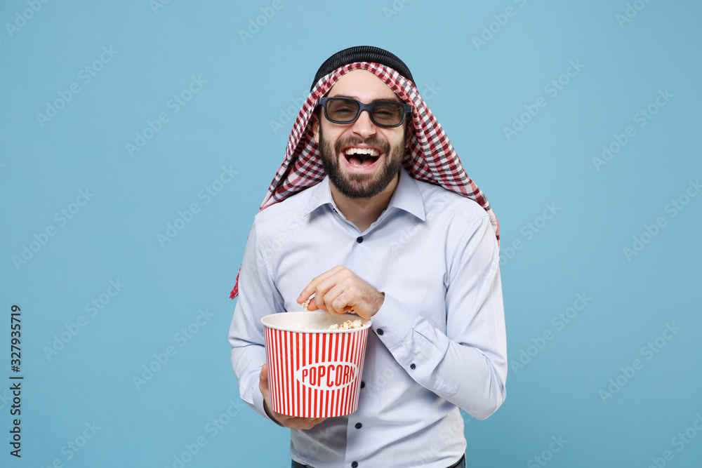 Wall mural laughing bearded young arabian muslim man in keffiyeh kafiya ring igal agal 3d imax glasses isolated