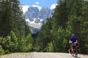 Fototapeta na wymiar Alpenüberquerung mit dem Rad