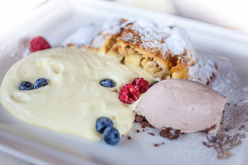 Apfelstrudel mit Vanillesauce und Beeren
