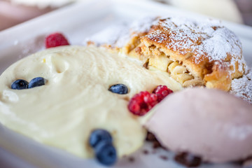 Apfelstrudel mit Vanillesauce und Beeren