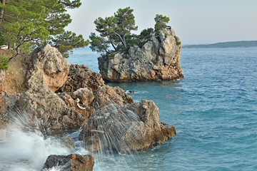 Brela Punta Rata skała w morzu