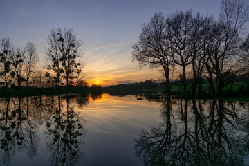 Fototapeta na wymiar coucher de soleil sur la rivière