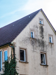 Feuchte und verschmutzte Altbaufassade