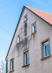 Fototapeta na wymiar Feuchte und verschmutzte Altbaufassade