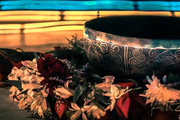 Cuenco Tibetano sobre una cama de flores