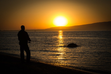 Obraz premium silhouette of man on the beach at sunset
