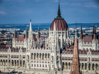 Obraz premium Looking across River danube to Parliament and City of Pest, Budapest, Hungary