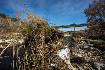 Rio contaminado por plasticos