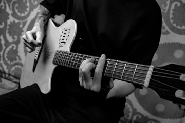 Obraz na płótnie Canvas man playing guitar