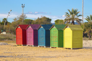 Naklejka premium Casetas de colores en la playa
