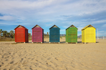 Fototapeta na wymiar Casetas de colores en la playa