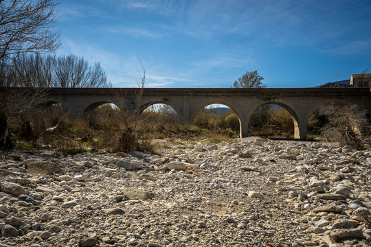 Cauce de r&iacute;o seco con un puente de fondo