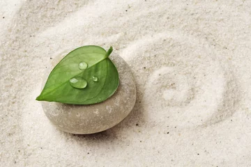 Tuinposter Zand en steen textuur achtergrond met lijnpatroon. Minimale zen-meditatietuin. Concept voor yoga, spa wellness of boeddhisme en mindfulness © KMNPhoto