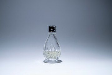 pequeña botella de perfume sobre fondo blanco