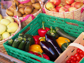 poivrons, tomates et pommes au marché