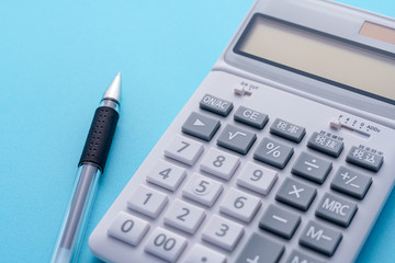 電卓とペン