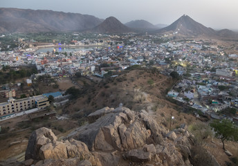 Obraz premium Pushkar,Rajasthan,India,viewed from the rocks behind Gayatri temple.