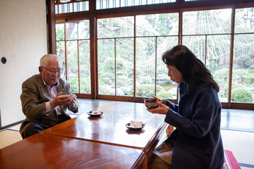 お茶と和菓子を楽しむご夫婦