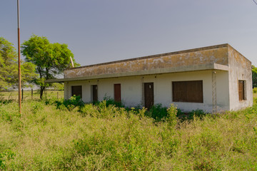 Fototapeta na wymiar Escuela Rural Abandonada, Escuela EGB 380 La Indiana, Castelli - Chaco Argentina