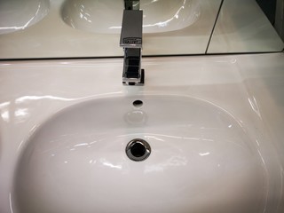 Waschbecken mit Wasserhahn