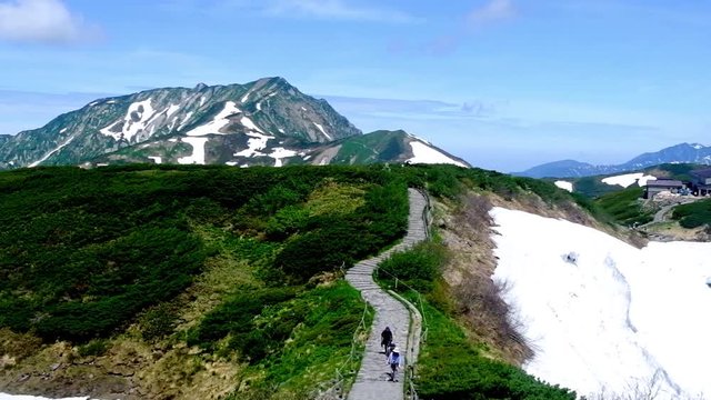 室堂平から見るみくりが池と奥大日岳