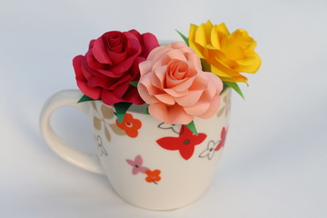 折り紙で作ったバラの花