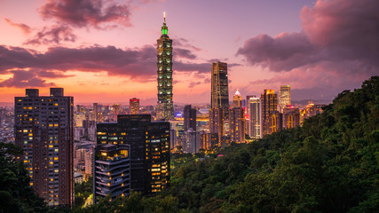 Fototapeta na wymiar Arrival view of Taipei cityscape view from the elephant mountain(Xiangshan) with sunset Twilight background