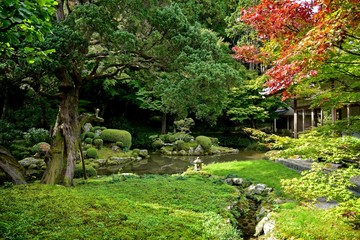 お寺の日本庭園の秋の情景