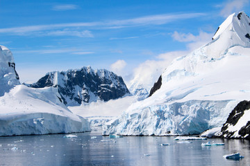 Fototapeta na wymiar Landscape of snowy mountains of the Lemaire Channel in the Antarctic Peninsula, Antarctica