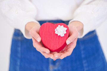 バレンタイン　ハートを持つ女性