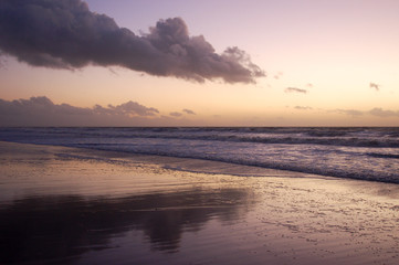Fototapeta na wymiar Paysage de plage en bord de mer au coucher du soleil
