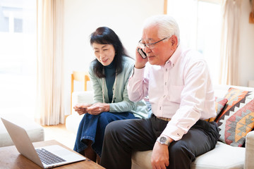 スマートフォンで電話をする男性