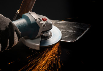 Sharpening garden shovel blade with electric angle grinder