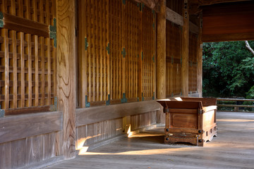木漏れ日があたる鎌倉のお寺の本殿