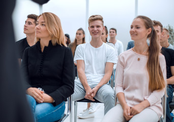 Obraz premium group of diverse young people sitting in a conference room