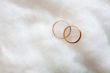 ANELLI DI MATRIMONIO SU FONDO BIANCO SOFFICE
