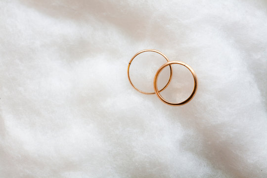ANELLI DI MATRIMONIO SU FONDO BIANCO SOFFICE