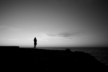 Silueta de mujer en la costa de Cala Saona - Formentera - blanco y negro