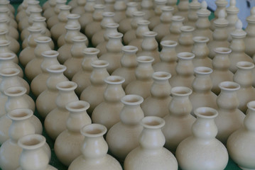 Obraz premium Selective focus of Handmade traditional Malay craft known as 'labu sayong'.It is a hand made water storage container. Clay pottery arts.