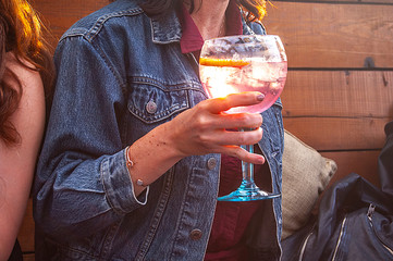 Drinking pink gin in Kensington, London, in summertime - obrazy, fototapety, plakaty