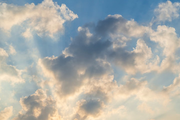 Obraz premium W tle używane jest poranne niebo.