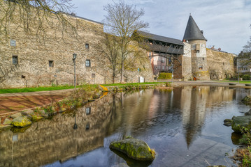 Fototapeta na wymiar Historischer Turm und Stadttor in Andernach